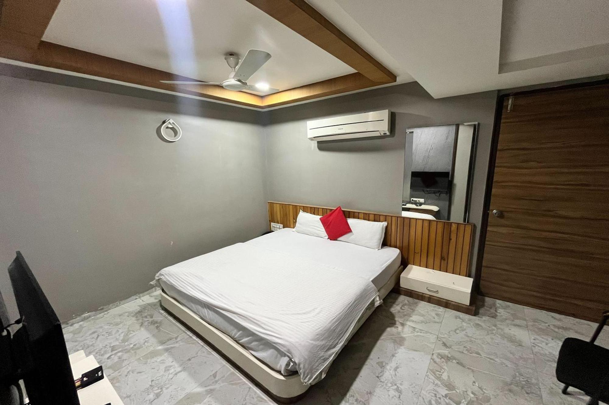 Hotel Om Balaji Ahmedabad Exterior photo