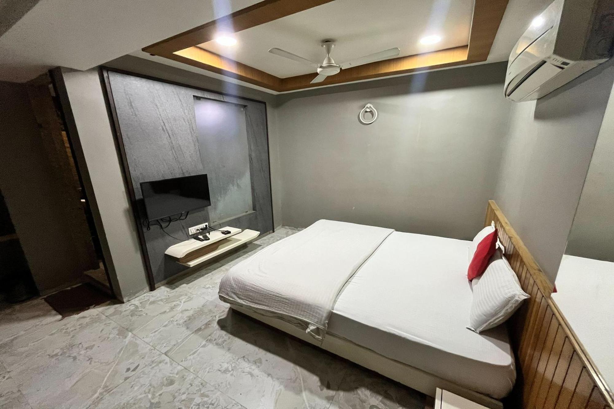 Hotel Om Balaji Ahmedabad Exterior photo